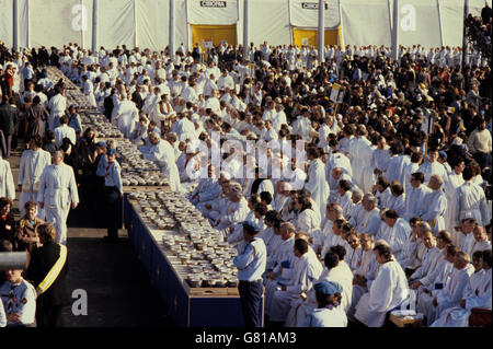 Le sacrement est préparé et attend d'être distribué aux foules qui assistent à la messe en plein air dans le Phoenix Park de Dublin, sous la direction du Pape Jean-Paul II Banque D'Images