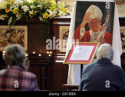 Les visiteurs de la cathédrale doivent rendre hommage au Pape Jean-Paul II Banque D'Images