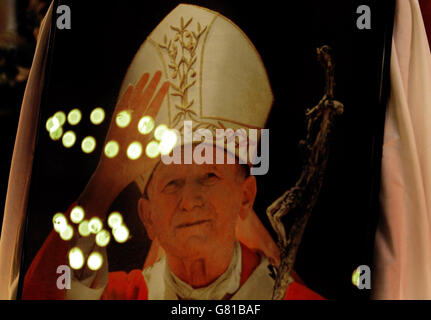 Prières pour le Pape Jean-Paul II - Cathédrale de Westminster. Les lumières se reflètent sur une photo du pape Jean-Paul II Banque D'Images