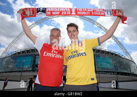 Football - FA Cup - finale - Arsenal / Aston Villa - Wembley Stadium.Les fans d'Arsenal Roland et Miles montrent leur soutien à l'extérieur du sol avant la finale de la coupe FA au stade Wembley, à Londres. Banque D'Images