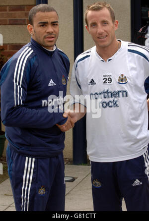 Kieron Dyer et Lee Bowyer, de Newcastle United, se secouent après avoir été envoyés pour se combattre mutuellement dans une bagarre lors du match de Newcastle contre Aston Villa, samedi. Banque D'Images