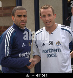 Kieron Dyer et Lee Bowyer, de Newcastle United, se secouent après avoir été envoyés pour se combattre mutuellement dans une bagarre lors du match de Newcastle contre Aston Villa, samedi. Banque D'Images