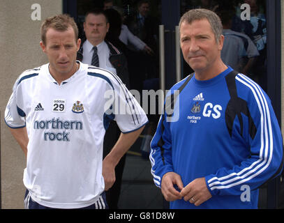 Lee Bowyer de Newcastle United et l'entraîneur Graham Souness pendant un appel photo, après que Kieron Dyer et Bowyer ont été envoyés pour se combattre les uns les autres dans une bagarre pendant le match de Newcastle contre Aston Villa. Banque D'Images