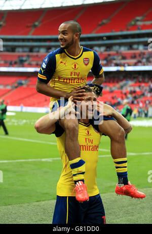 Football - FA Cup - finale - Arsenal / Aston Villa - Wembley Stadium.Theo Walcott d'Arsenal est assis sur les épaules de son coéquipier Olivier Giroud alors qu'ils célèbrent la victoire de la coupe FA Banque D'Images