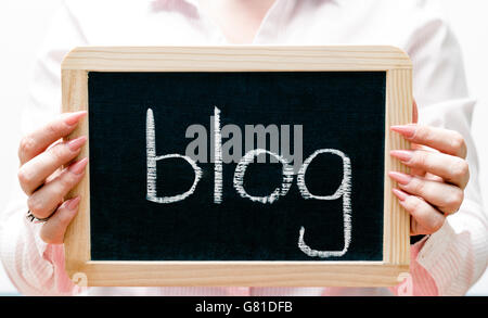 Les jeunes femmes holding blackboard, mots écrits avec craie blanche Banque D'Images