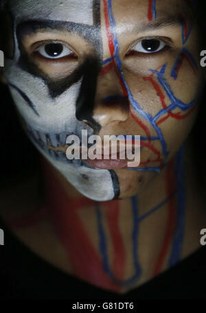 Alex Sehgal, étudiant à l'université d'Édimbourg, avec son visage peint avant une soirée d'art et d'anatomie à l'université d'Édimbourg. Banque D'Images