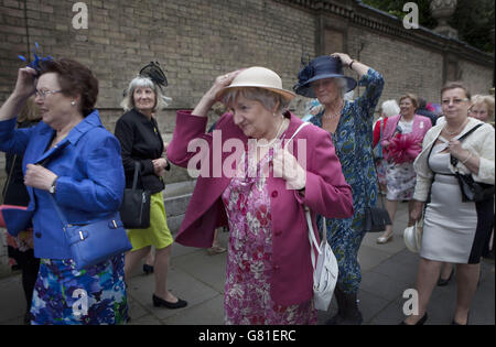 Les membres du WI arrivent pour une Garden Party organisée par la duchesse de Cornwall en l'honneur du centenaire de l'Institut des femmes, qui s'est tenu à Buckingham Palace, Londres. Banque D'Images