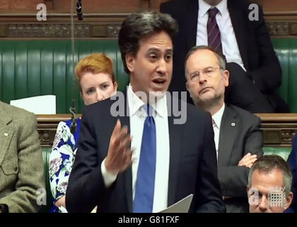 Le député syndical Ed Miliband parle à la Chambre des communes, à Londres, alors que la Chambre débat le discours de la Reine. Banque D'Images