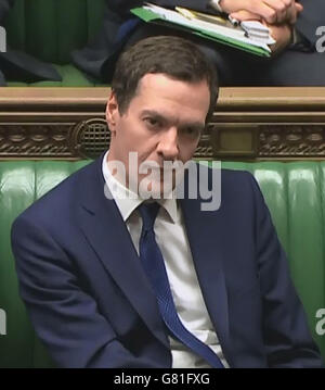 Le chancelier George Osborne se penche sur le discours d'Ed Miliband, le député travailliste d'arrière-ban, à la Chambre des communes, à Londres, au cours d'un débat sur le discours de la Reine. Banque D'Images