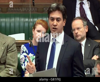 Le député syndical Ed Miliband parle à la Chambre des communes, à Londres, alors que la Chambre débat le discours de la Reine. Banque D'Images