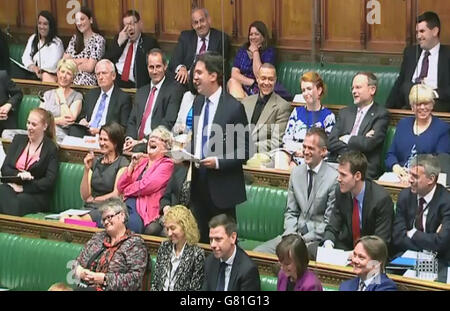 Le député syndical Ed Miliband parle à la Chambre des communes, à Londres, alors que la Chambre débat le discours de la Reine. Banque D'Images