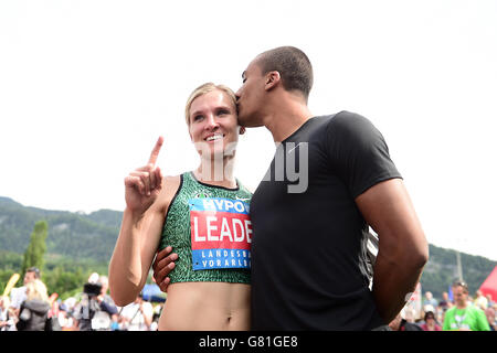 Athlétisme - Hypo-Meeting - deuxième jour - Mosle Stadion.La Brianne Theisen-Eaton du Canada reçoit un baiser de son mari Ashton Eaton après avoir remporté l'épreuve de l'heptathlon. Banque D'Images