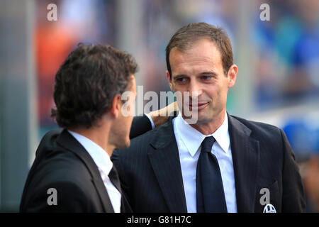 Luis Enrique, directeur de Barcelone (à gauche), échange des mots avec Massimiliano Allegri, gestionnaire de Juventus (à droite) avant le match. Banque D'Images