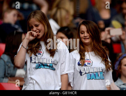 Fans de la foule appréciant le Capital FM Summertime ball 2015 qui s'est tenu au stade Wembley, Londres Banque D'Images