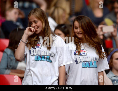 Capital FM Summertime ball 2015 - Londres.Fans de la foule appréciant le Capital FM Summertime ball 2015 qui s'est tenu au stade Wembley, Londres Banque D'Images