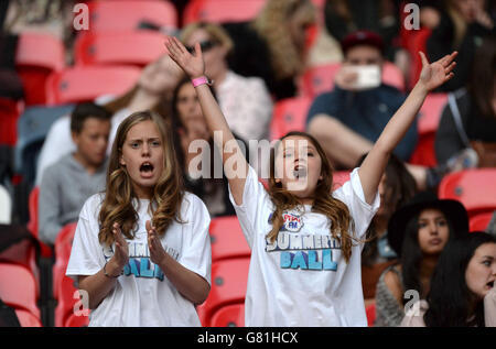 Fans de la foule appréciant le Capital FM Summertime ball 2015 qui s'est tenu au stade Wembley, Londres Banque D'Images