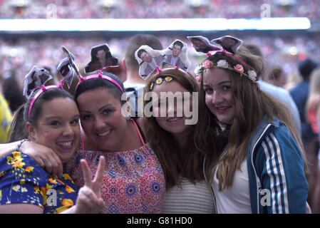 Fans de la foule appréciant le Capital FM Summertime ball 2015 qui s'est tenu au stade Wembley, Londres Banque D'Images