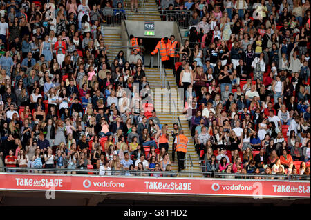 Fans de la foule appréciant le Capital FM Summertime ball 2015 qui s'est tenu au stade Wembley, Londres Banque D'Images