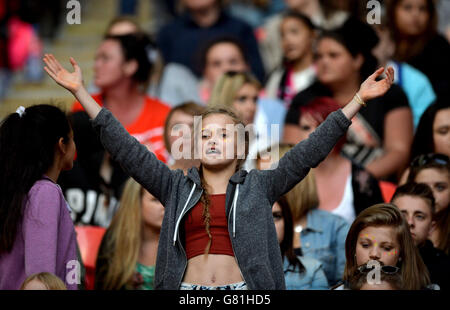 Capital FM Summertime ball 2015 - Londres.Fans de la foule appréciant le Capital FM Summertime ball 2015 qui s'est tenu au stade Wembley, Londres Banque D'Images