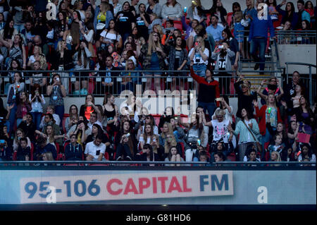 Capital FM Summertime ball 2015 - Londres.Fans de la foule appréciant le Capital FM Summertime ball 2015 qui s'est tenu au stade Wembley, Londres Banque D'Images