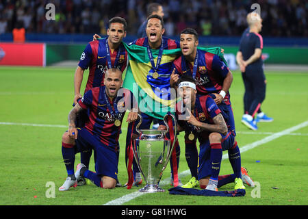 Les Dani Alves de Barcelone (en bas à gauche), Neymar (en bas à droite), Rafinha (en haut à droite), Adriano (au centre) célèbrent avec le trophée de la Ligue des champions de l'UEFA. Banque D'Images