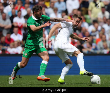 Football - International friendly - République d'Irlande / Angleterre - Aviva Stadium.Daryl Murphy de la République d'Irlande (à gauche) et Gary Cahill de l'Angleterre pendant l'amicale internationale au stade Aviva, Dublin, Irlande. Banque D'Images