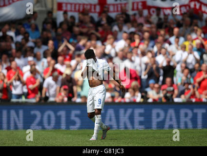 Le Raheem Sterling d'Angleterre réagit lors de l'amicale internationale au stade Aviva, à Dublin, en Irlande. Banque D'Images