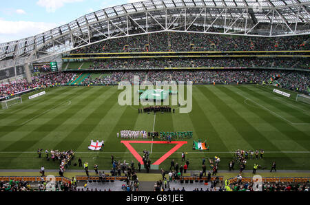 Les joueurs de l'Angleterre et de la République d'Irlande se font la queue avant l'amicale internationale au stade Aviva, Dublin, Irlande. Banque D'Images