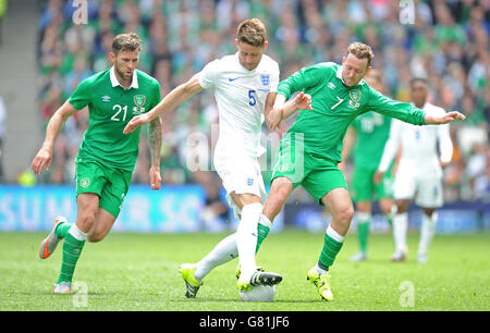 Gary Cahill (au centre), en Angleterre, en action avec Daryl Murphy (à gauche) de la République d'Irlande et Aiden McGeady lors de l'amicale internationale au stade Aviva, à Dublin, en Irlande. APPUYEZ SUR ASSOCIATION photo. Date de la photo: Dimanche 7 juin 2015. Voir PA Story FOOTBALL Republic. Le crédit photo devrait se lire: Martin Rickett/PA Wire. RESTRICTIONS : utilisation soumise à des restrictions FA. Utilisation commerciale uniquement avec le consentement écrit préalable de l'AC. Aucune modification sauf le recadrage. Appelez le +44 (0)1158 447447 ou consultez le site www.paphotos.com/info/ pour obtenir des restrictions complètes et de plus amples informations. Banque D'Images