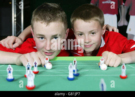 Jeu Football Subbuteo 'Dream Team' - Lancement du Stade Old Trafford Banque D'Images