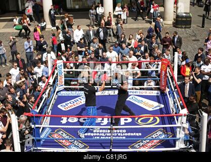 Boxe - Kevin Mitchell et Anthony Joshua Media entraînement - Covent Garden.Anthony Joshua MBE s'épargne avec son entraîneur lors d'une séance d'information à Covent Garden, Londres. Banque D'Images