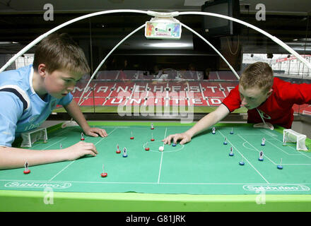 Jeu Football Subbuteo 'Dream Team' - Lancement du Stade Old Trafford Banque D'Images