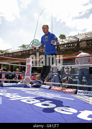 Le boxeur Kevin Mitchell lors d'un exercice médiatique à Covent Garden, Londres.APPUYEZ SUR ASSOCIATION photo.Date de publication : le mardi 26 mai 2015.Le crédit photo devrait se lire: Yui Mok/PA Wire. Banque D'Images