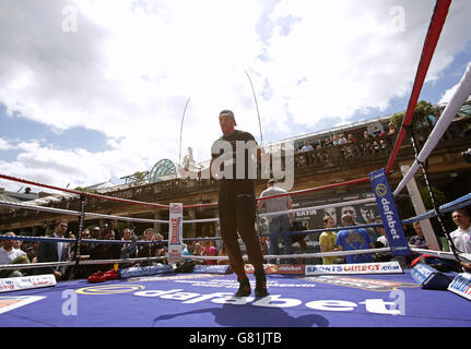 Boxe - Kevin Mitchell et Anthony Joshua Media Work Out - Covent Garden Banque D'Images