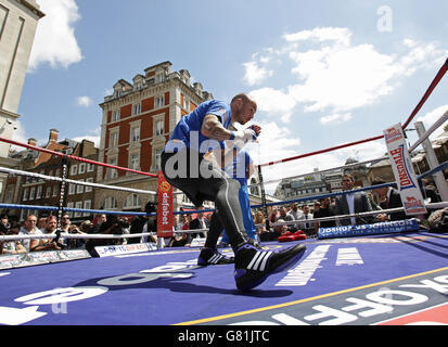 Le boxeur Kevin Mitchell lors d'un exercice médiatique à Covent Garden, Londres. Banque D'Images