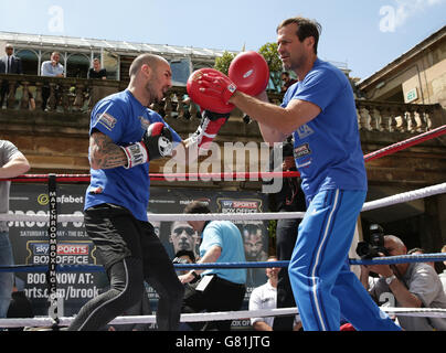 Boxe - Kevin Mitchell et Anthony Joshua Media entraînement - Covent Garden.Le boxeur Kevin Mitchell s'est éconduit avec son entraîneur lors d'un exercice médiatique à Covent Garden, Londres. Banque D'Images