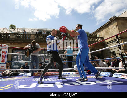 Boxe - Kevin Mitchell et Anthony Joshua Media entraînement - Covent Garden.Le boxeur Kevin Mitchell s'est éconduit avec son entraîneur lors d'un exercice médiatique à Covent Garden, Londres. Banque D'Images