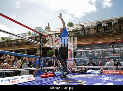 Le boxeur Kevin Mitchell lors d'un exercice médiatique à Covent Garden, Londres. Banque D'Images