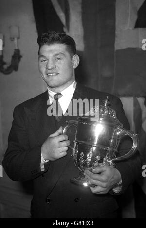 Bruce Woodcock, champion britannique de boxe poids lourd, a reçu le trophée « sportif de l'année » au Savoy Hotel. Banque D'Images