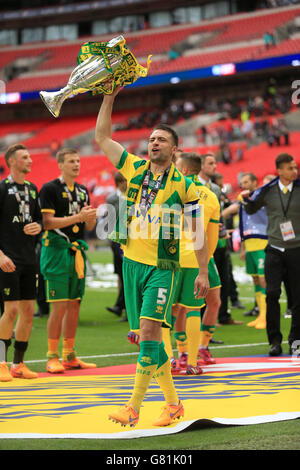 Russell Martin de Norwich City célèbre avec le trophée après le jeu Banque D'Images