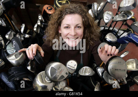 Assistant de l'aucanteur, Catriona Cormack, avec quelques-uns des trois mille clubs de golf qui doivent être mis aux enchères. Les clubs de golf ont été laissés par une personne qui a acheté tous les clubs dans une tentative d'améliorer son jeu avant de passer. Banque D'Images