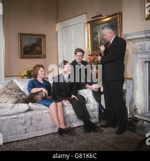 Le premier ministre et sa famille. Pipe in Hand, M. Harold Wilson, premier ministre, est vu dans la salle blanche, au numéro 10 Downing Street. Avec lui se trouvent sa femme Marie et leurs deux fils, Giles, 16 (à droite), et Robin, 21. Banque D'Images