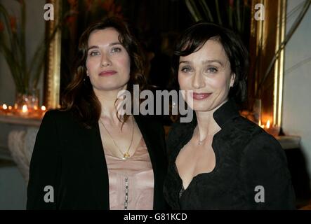 Renault lancement de la saison 2005 du film français - l'Institut des réalisateurs.Les actrices Emmanuelle Devos (à gauche) et Kristin Scott Thomas. Banque D'Images