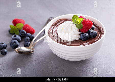 Pudding au chocolat avec crème fouettée et de petits fruits Banque D'Images