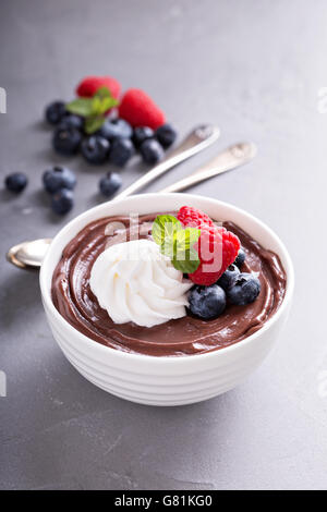 Pudding au chocolat avec crème fouettée et de petits fruits Banque D'Images