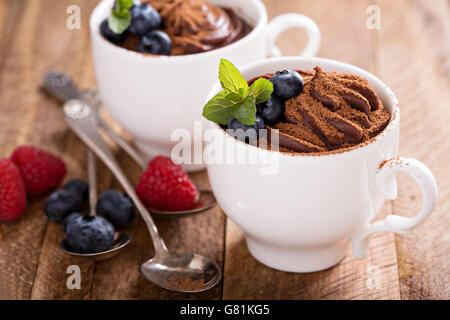 Le pouding au chocolat avec du cacao et de petits fruits Banque D'Images