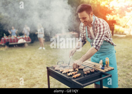 Barbecue dans la nature étant faite par des amis Banque D'Images