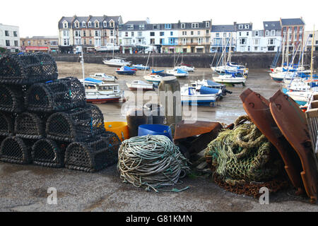 Des casiers à homard et d'autres équipements de pêche empilés sur le quai à Ilfracombe en attente de chargement le prochain bateau de pêche. Banque D'Images