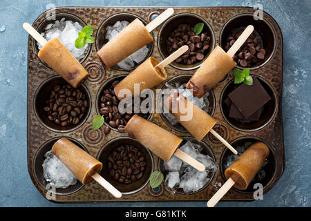 Sucettes glacées avec café et crème fondant au chocolat Banque D'Images