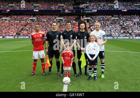 Les officiels du match, y compris l'arbitre Andrew Madley, font la queue avec les capitaines Nathan Thompson de Swindon Town et Tom Clarke de Preston North End et les mascottes avant le match Banque D'Images